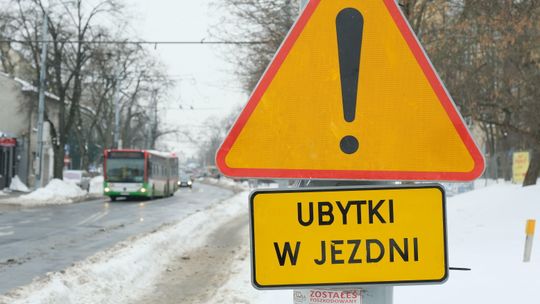 Lublin. Topniejący śnieg odsłonił dziury. Zima zżera asfalt
