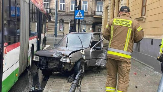 Lublin. Trolejbus zderzył się z osobówką. Auto niemal doszczętnie zniszczone