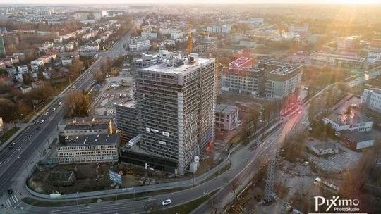 Lublin: Trwa budowa Office Park, pierwszy wieżowiec już stoi. Zdjęcia z drona