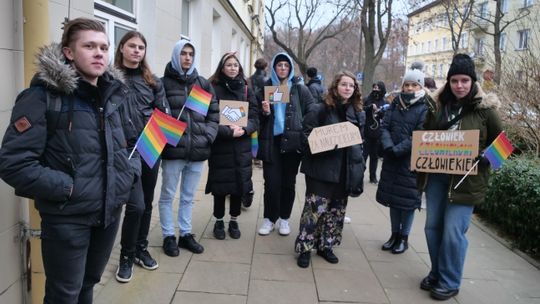 Lublin. Uczniowie stanęli przed szkołą w obronie uczniów