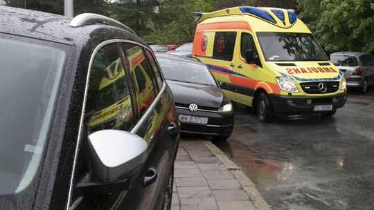 Lublin: Ulice i chodniki przy szpitalu zatarasowane, karetki mają problem z przejazdem. Apel ratownika