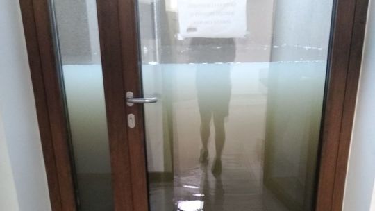 Lublin: Utknął w siłowni podczas ulewy. Za drzwiami było już ponad metr wody [wideo, zdjęcia]