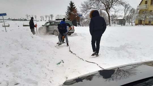 Lublin: Utknęli w zaspie na Mrówczej. „Pług jedzie do nas już dwie godziny”