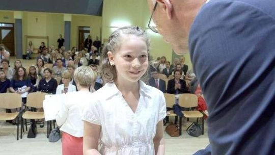 Lublin: Uzdolnieni uczniowie dostali książki i dyplomy od prezydenta