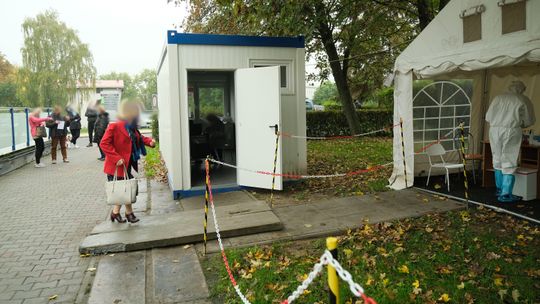 Lublin: W kolejce na test z wirusem. Albo po wirusa?