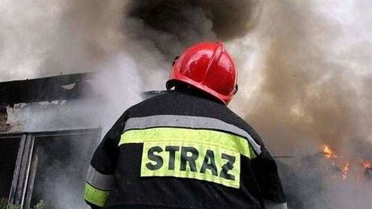 Lublin: W pożarze zginął 52-letni mężczyzna. Strażacy musieli wyważać drzwi mieszkania