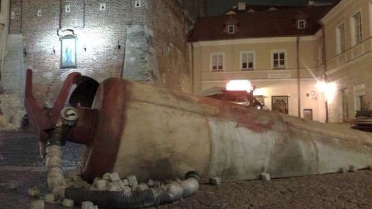 Lublin: Wielka gaśnica leży koło Bramy Krakowskiej