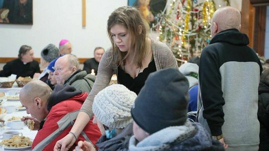 Lublin. Wigilia dla potrzebujących. W tym roku paczki mniejsze, a dwa razy droższe