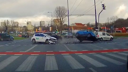 Lublin: Wjechał na czerwonym na rondo Dmowskiego. Skończyło się dachowaniem innego auta [wideo]
