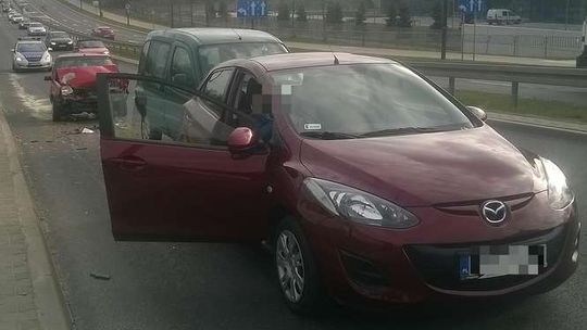 Lublin: Wjechał w stojące auta. Wypadek na al. Spółdzielczości Pracy