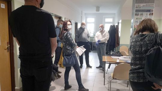 Lublin: Wszyscy przyszli zaszczepić się na jedną godzinę. I zrobił się problem