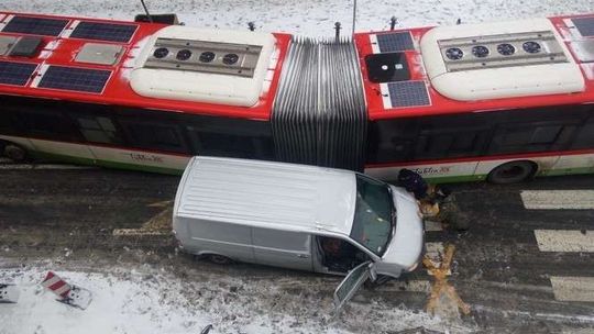 Lublin: Wybita szyba w autobusie i ranna pasażerka