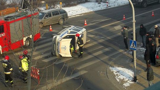 Lublin: Wypadek karetki na skrzyżowaniu Biernackiego - Jaczewskiego