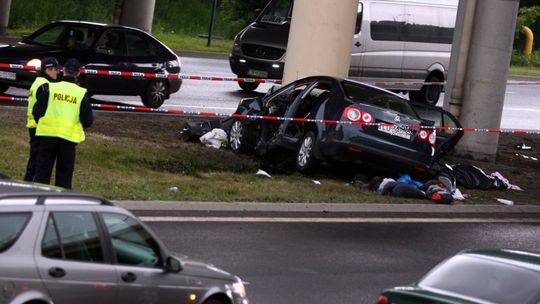 Lublin: Wypadek na al. Solidarności. Auto wjechało w wiadukt Poniatowskiego (zdjęcia)