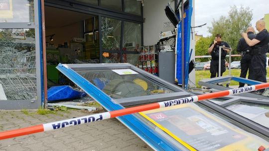Lublin: Wysadzili w powietrze bankomat. Kasety z pieniędzmi zostały [zdjęcia]