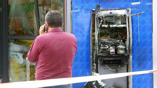 Lublin. Wysadzony bankomat i podpalony samochód w lesie. Te sprawy się łączą? [zdjęcia]