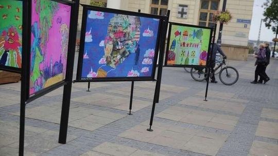 Lublin: Wystawa barwnych prac młodych artystów na placu Łokietka