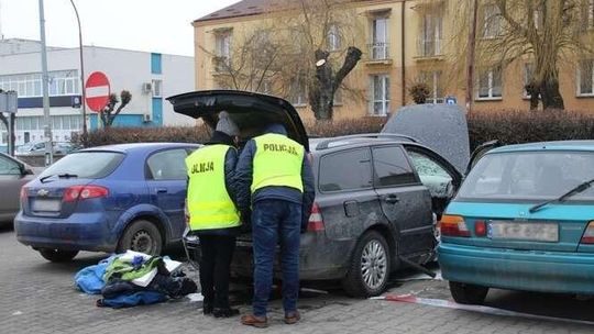 Lublin: Zabójstwo przy Gęsiej. Poszukiwany wyciągnięty z płonącego samochodu [wideo, zdjęcia]