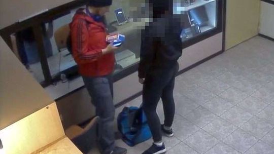 Lublin: Zajął rozmową, a potem okradł dziewczynę. Nagrała go kamera [wideo]