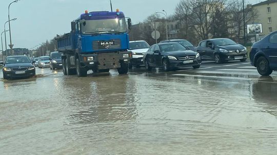 Lublin. Zalane skrzyżowanie, wiele osiedli bez wody 