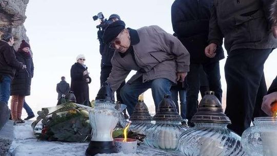 Lublin: Zapalili znicze w hołdzie ofiarom Holokaustu (zdjęcia)