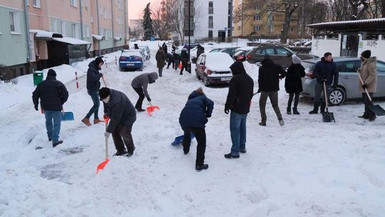 Lublin: Zarządca nie odśnieża, więc mieszkańcy wzięli sprawy w swoje ręce