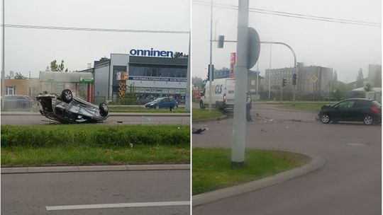 Lublin: Zderzenie dwóch pojazdów na ul. Mełgiewskiej. Jedno z aut dachowało