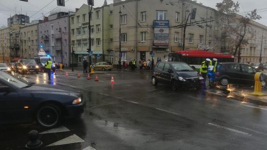 Lublin: Zderzenie samochodów na skrzyżowaniu ul. Narutowicza i Lipowej, tworzą się duże korki