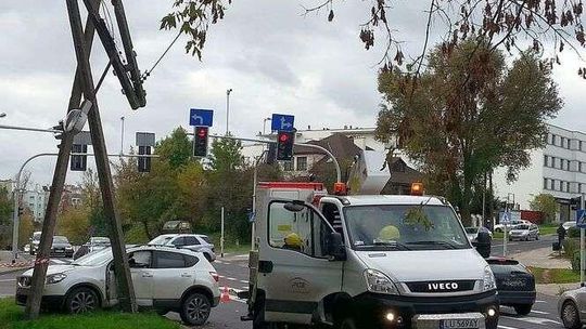 Lublin: Zderzenie samochodów, uszkodzona latarnia