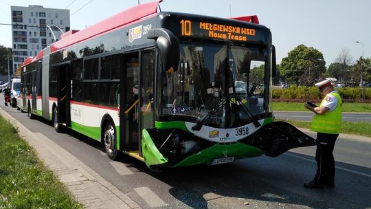Lublin: Zderzenie trolejbusu i dwóch samochodów. Trzy osoby w szpitalu [zdjęcia]