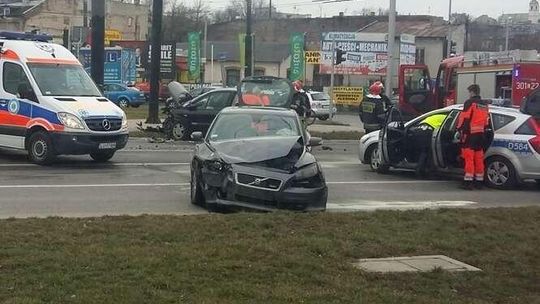 Lublin: Zderzenie volvo i renault. Kto wjechał na czerwonym?