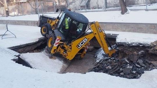 Lublin: Ziemia zapadła się pod koparką podczas usuwania awarii wodociągowej