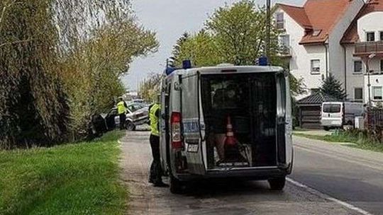 Lublin: Zjechał na pobocze i uderzył w drzewo. Nie żyje