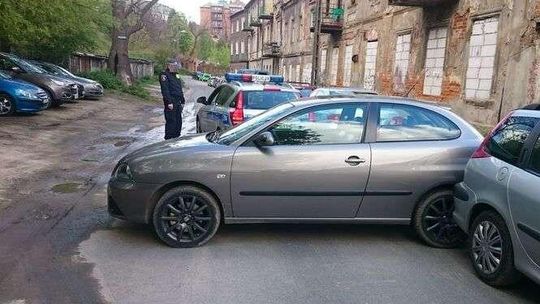 Lublin: Źle zaciągnął ręczny, auto stoczyło się na ulicę (zdjęcia)