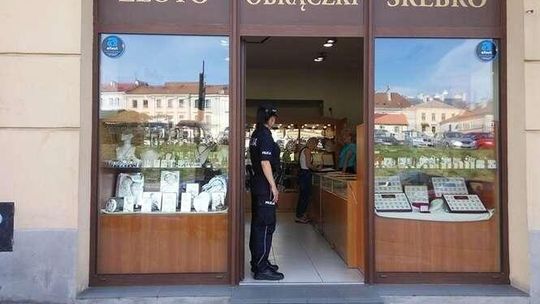 Lublin: Złodziej ukradł "na wyrwę" palety z biżuterią