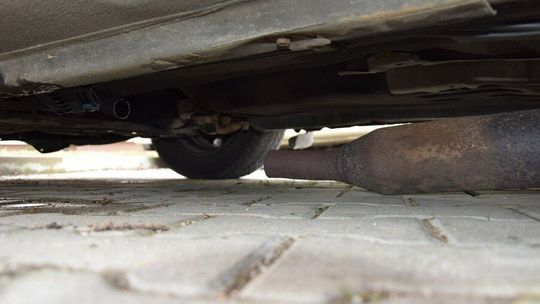 Lublin. Złodzieja przechodnie wyciągnęli spod samochodu