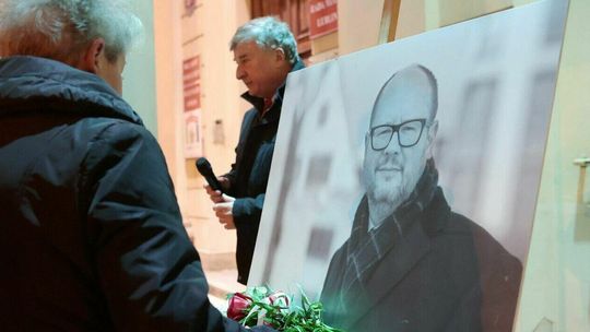 Lublin. Znicze dla Pawła Adamowicza, prezydenta Gdańska. Zdjęcia