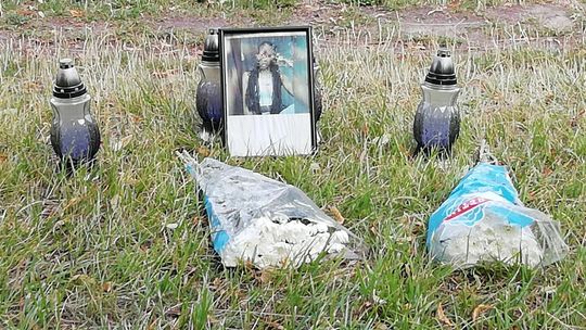 Lublin: Znicze i kwiaty przy ul. Filaretów. Jest też fotografia młodej kobiety