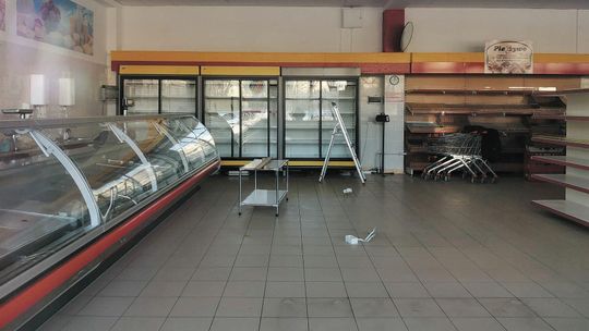 Lublin. Znika duży sklep LSS Społem. Zza szyb straszy widok pustych lad