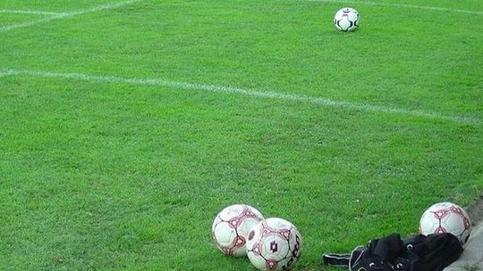 Lublin: Zniszczyli samochodami boisko, chcieli skrócić sobie drogę