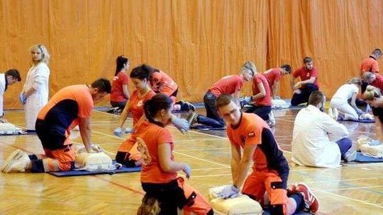 Lublinianie pomogli pobić rekord Guinnessa w sztucznym oddychaniu