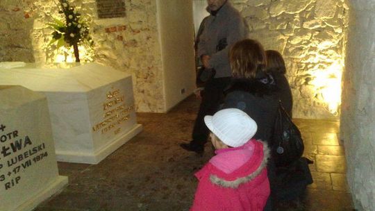 Lublinianie przychodzą do krypty abp. Życińskiego