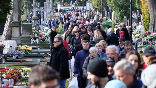 Lublinianie tłumnie ruszyli na groby