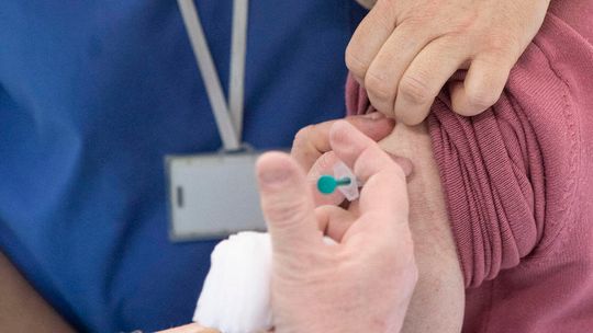 Ludzie boją się AstraZeneca. Co się stanie, jak nie przyjdą na szczepienie?