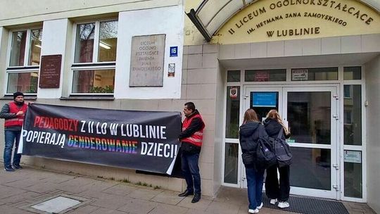 Ludzie Kai Godek urządzili pikietę przed szkołą w Lublinie. Teraz staną przed sądem