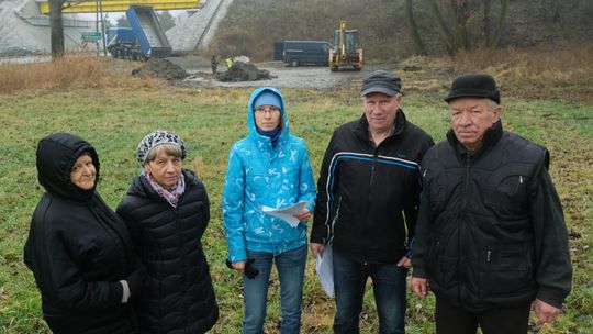 Ludzie nie chcą masztu, ale kolej ich nie słucha. "Dlaczego ta wieża ma być tak blisko zabudowań?"