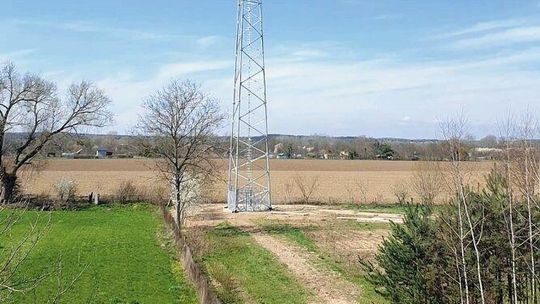 Ludzie nie chcieli mieszkać obok masztu telefonii. I tak stanął