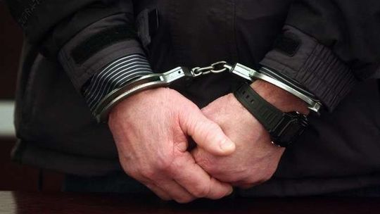 "Ludzie pomóżcie, bo on mnie zabije!". Wyrywał włosy żonie, dźgał nożem, kazał "zdychać"