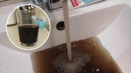 Ludzie skarżą się, że z kranów leci im „coca-cola”
