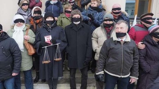 Ludzie z opaskami na oczach i ustach. "Skradziona sprawiedliwość" w Lublinie